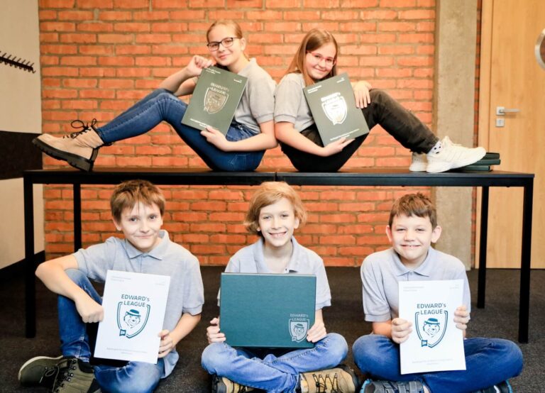 Pięcioro kursantów Edward’s League z teczkami kursowymi w Prestige Lingua