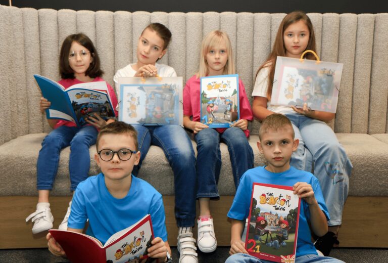 Szóstka dzieci z podręcznikami The Bearton Twins w Prestige Lingua